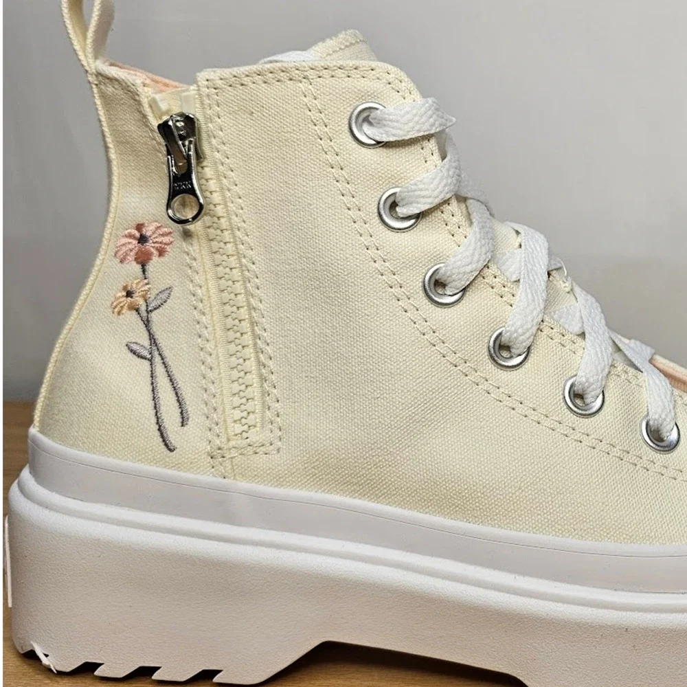 Converse Youth CTAS Lugged Lift Hit Tops Size 6 Cream A10268C NWT